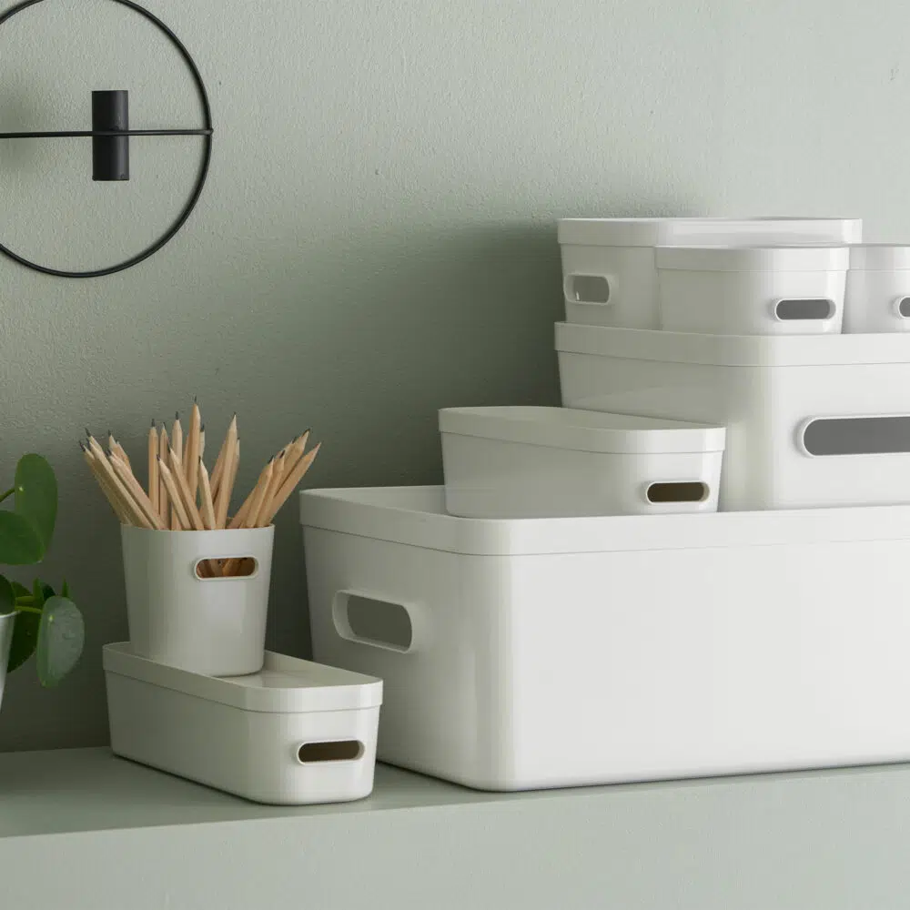 Cajsa – Hvid plastkasse (7 størrelser)