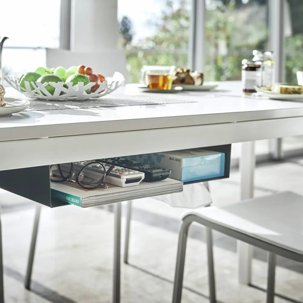 Thora – Yamazaki Hylde til montering under bord (2 farver)