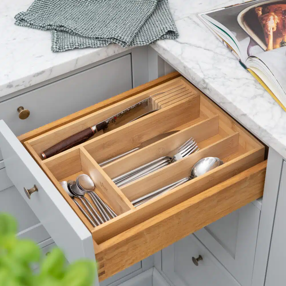 Adeline – Bestikbakke i bambus med knivholder