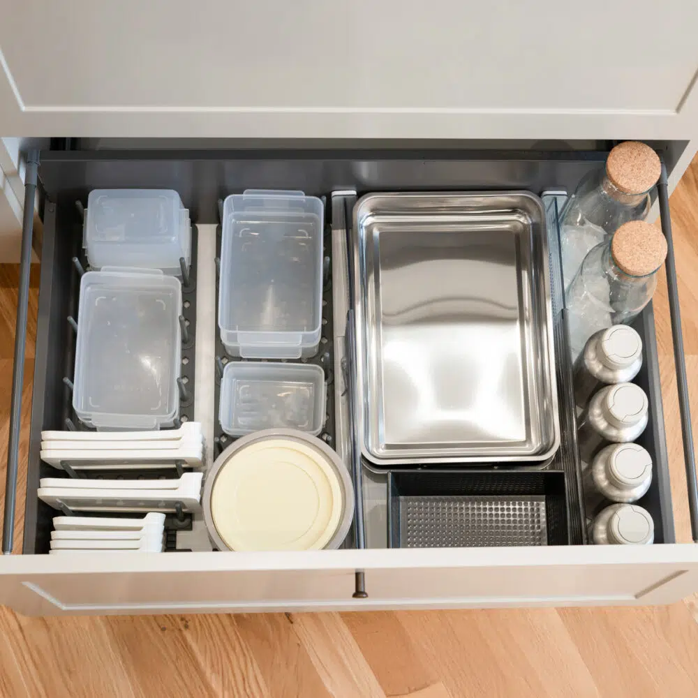 Dagmar – Umbra Justerbar skuffe organizer (2 farver)