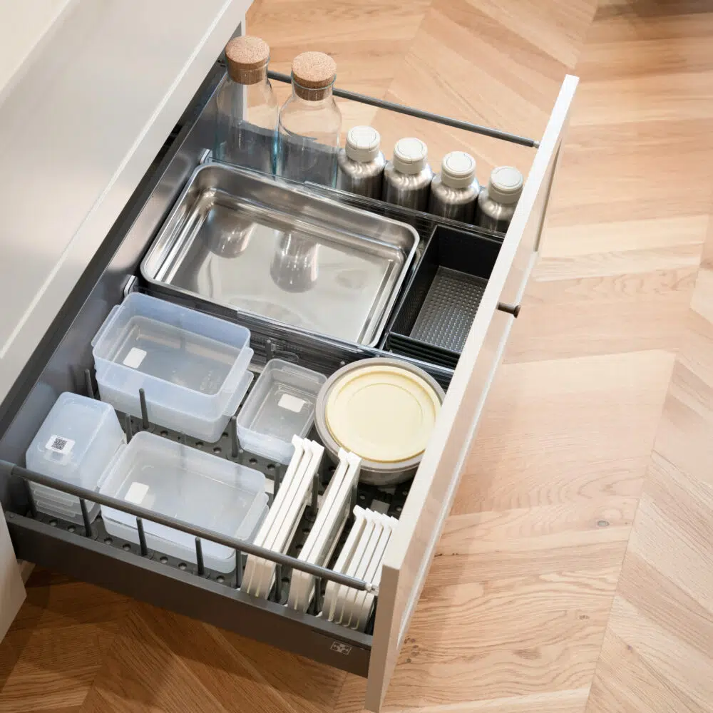 Dagmar – Umbra Justerbar skuffe organizer (2 farver)