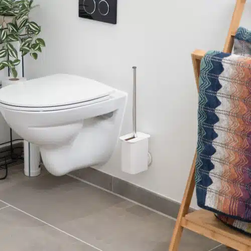 Mira – Umbra Toiletbørste med selvklæbende holder