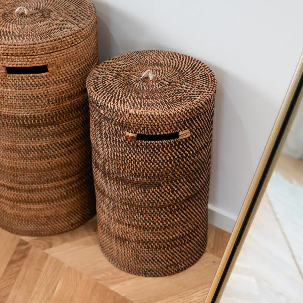 Claudia – Håndflettet kurv af bambus, 55 eller 85 liter (mørk)