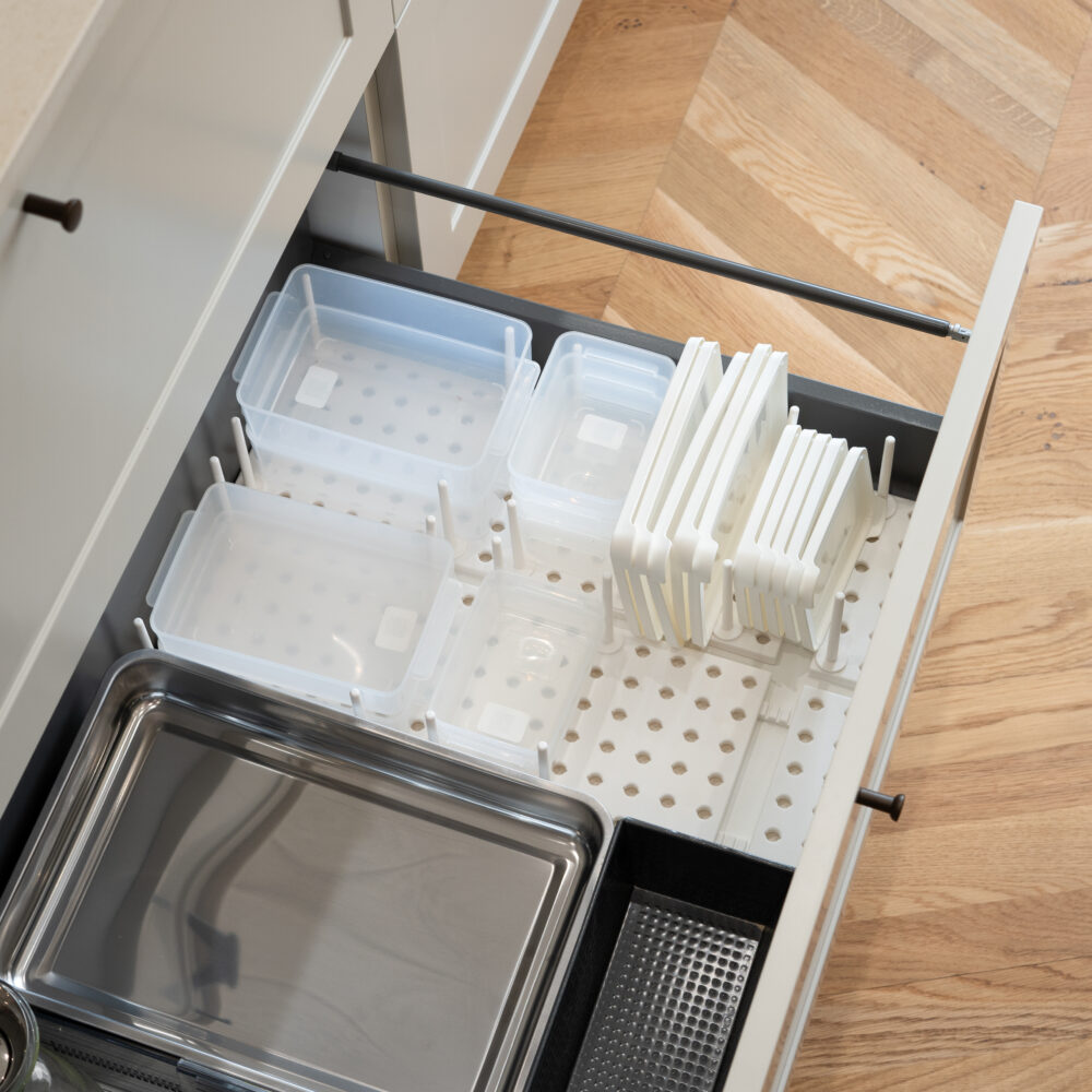 Dagmar – Umbra Justerbar skuffe organizer (2 farver)