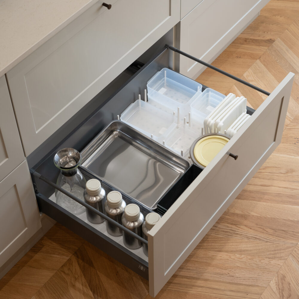 Dagmar – Umbra Justerbar skuffe organizer (2 farver)