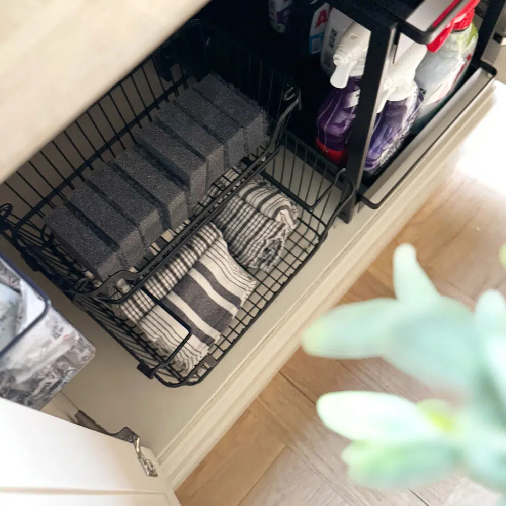 Yvette – Stabelbar metalkurv med åbenfront og håndtag