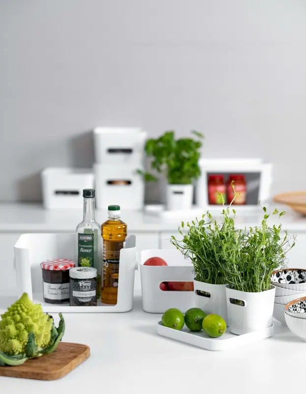 Cajsa – Åbenfront plastkasse (hvid)