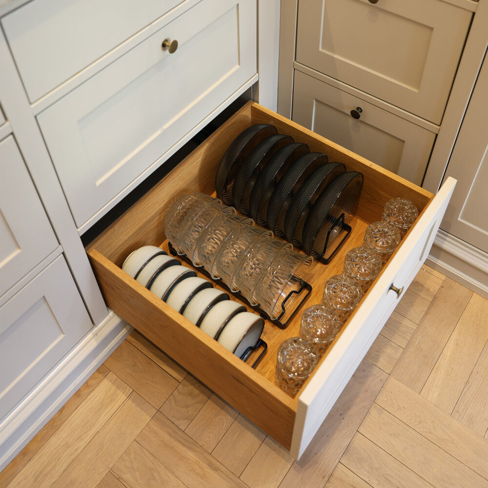Thora – Yamazaki Holder til tallerkener og skåle (2 farver)